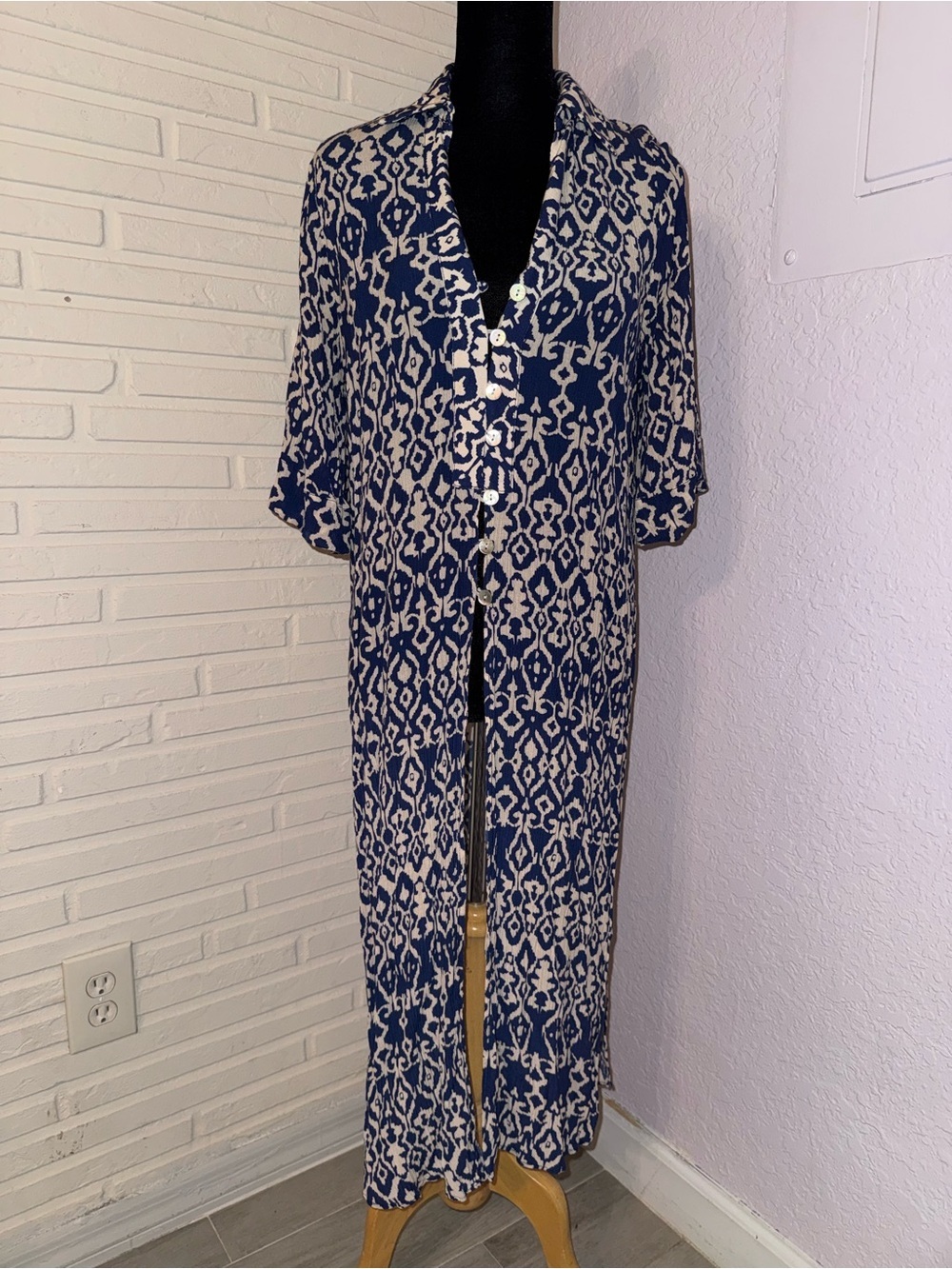 Zara Blue and Cream Patterned Long Button-Front Tunic, women’s size small